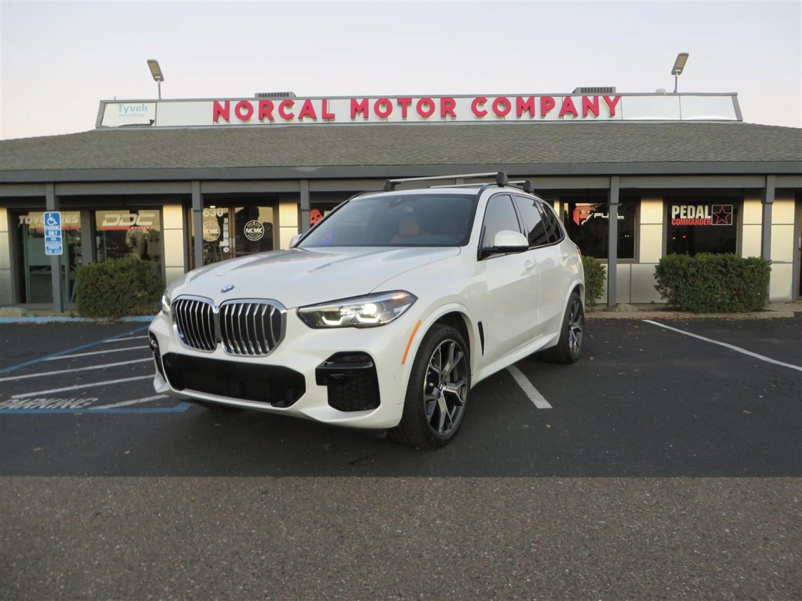2022 White /BROWN BMW X5 xDrive40i (5UXCR6C08N9) with an 3.0L L6 DOHC 24V engine, 8A transmission, located at 2630 Grass Valley Highway, Auburn, CA, 95603, (530) 508-5100, 38.937893, -121.095482 - Photo #0